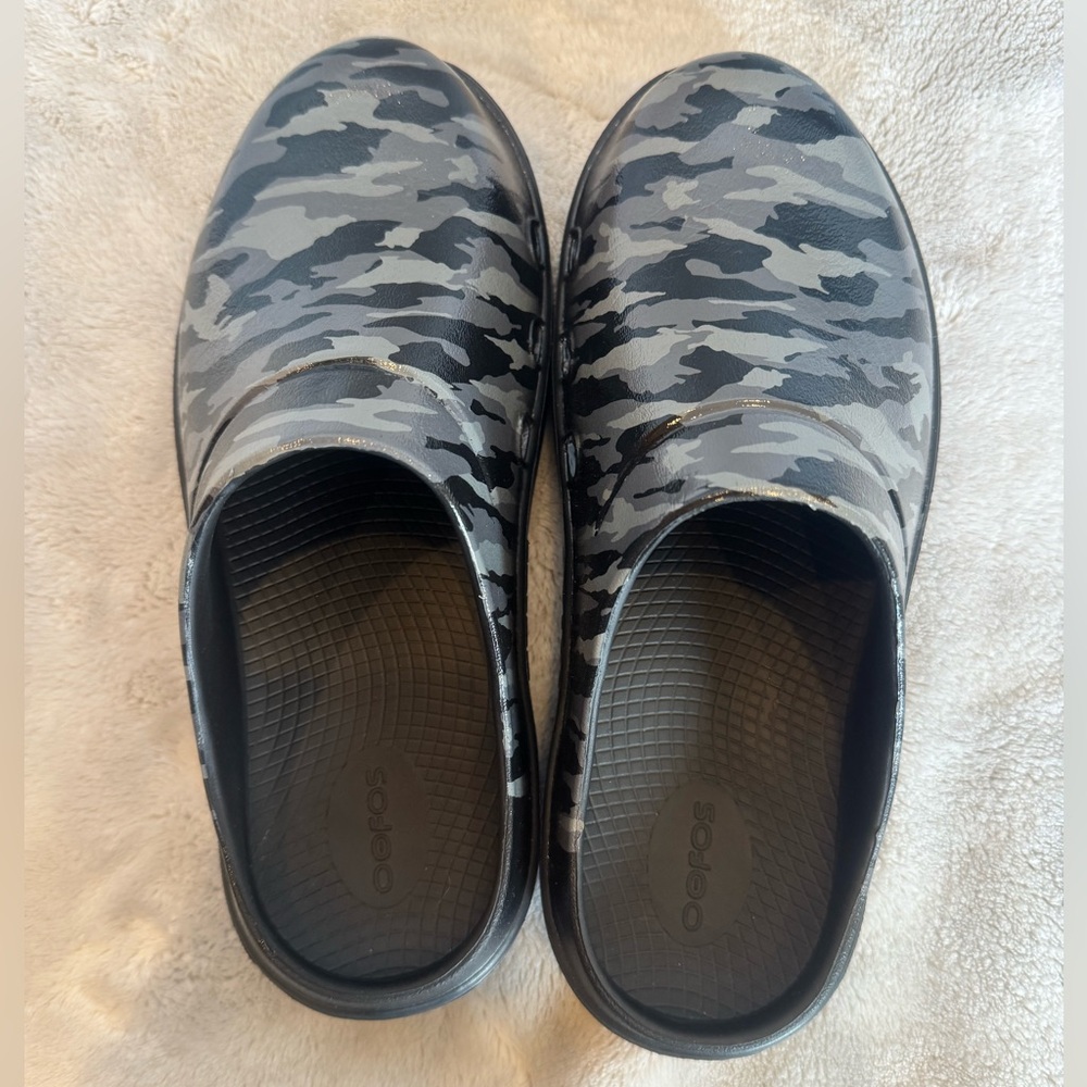 WORN ONCE! OOFOS OOcloog Women’s 9 / Men’s 7 Black and Grey Camo Clog - Picture 5 of 8
